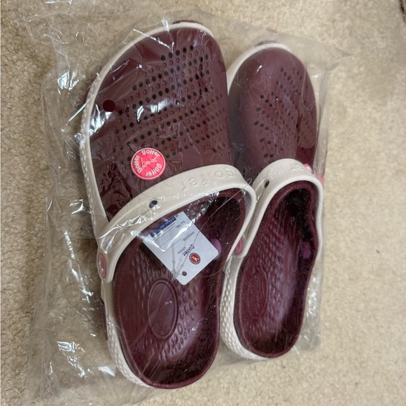 Crocs Shoes For Women. Comfy shoes. - Picture 5 of 6